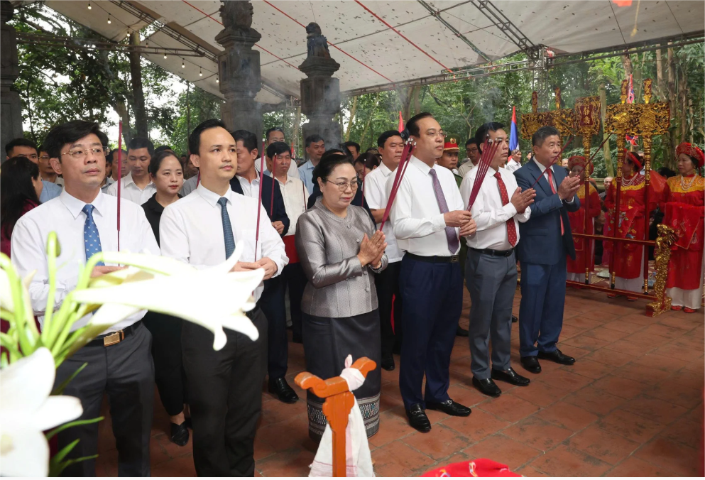 Các đại biểu thực hiện nghi lễ dâng hương tại Đền thờ Công chúa Nhồi Hoa.