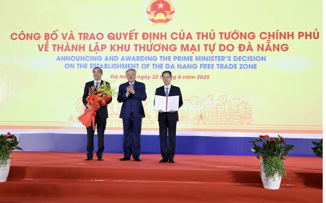 Lãnh đạo thành phố Đà Nẵng nhận Quyết định thành lập Khu thương mại tự do Đà Nẵng do Phó Thủ tướng Thường trực Chính phủ Nguyễn Hòa Bình, trao vào ngày 22/6/2025.