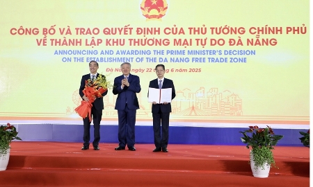Lãnh đạo thành phố Đà Nẵng nhận Quyết định thành lập Khu thương mại tự do Đà Nẵng do Phó Thủ tướng Thường trực Chính phủ Nguyễn Hòa Bình, trao vào ngày 22/6/2025.