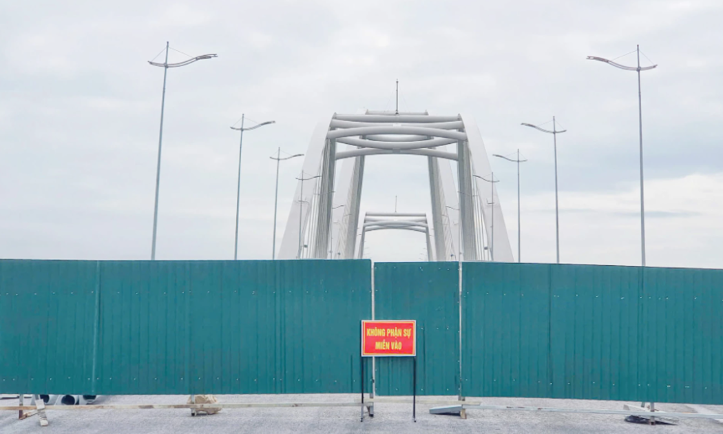 Dự án thành phần 2 (cầu Nhật Lệ 3 và đường hai đầu cầu) thuộc dự án Đường ven biển và cầu Nhật Lệ, đến hết tháng 12/2025, nhà thầu thi công dự án đã hoàn thành khoảng 95% khối lượng thi công. Tuy nhiên, từ đó đến nay, nhà thầu buộc phải tạm dừng thi công do mặt bằng còn lại đang vướng mắc, chưa được bàn giao. Ảnh: BT