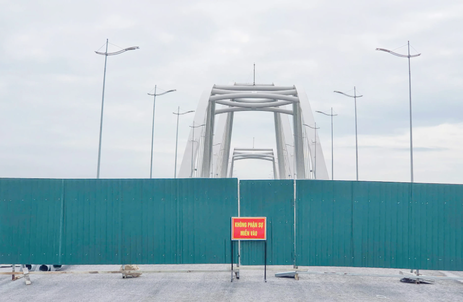 Dự án thành phần 2 (cầu Nhật Lệ 3 và đường hai đầu cầu) thuộc dự án Đường ven biển và cầu Nhật Lệ, đến hết tháng 12/2025, nhà thầu thi công dự án đã hoàn thành khoảng 95% khối lượng thi công. Tuy nhiên, từ đó đến nay, nhà thầu buộc phải tạm dừng thi công do mặt bằng còn lại đang vướng mắc, chưa được bàn giao. Ảnh: BT