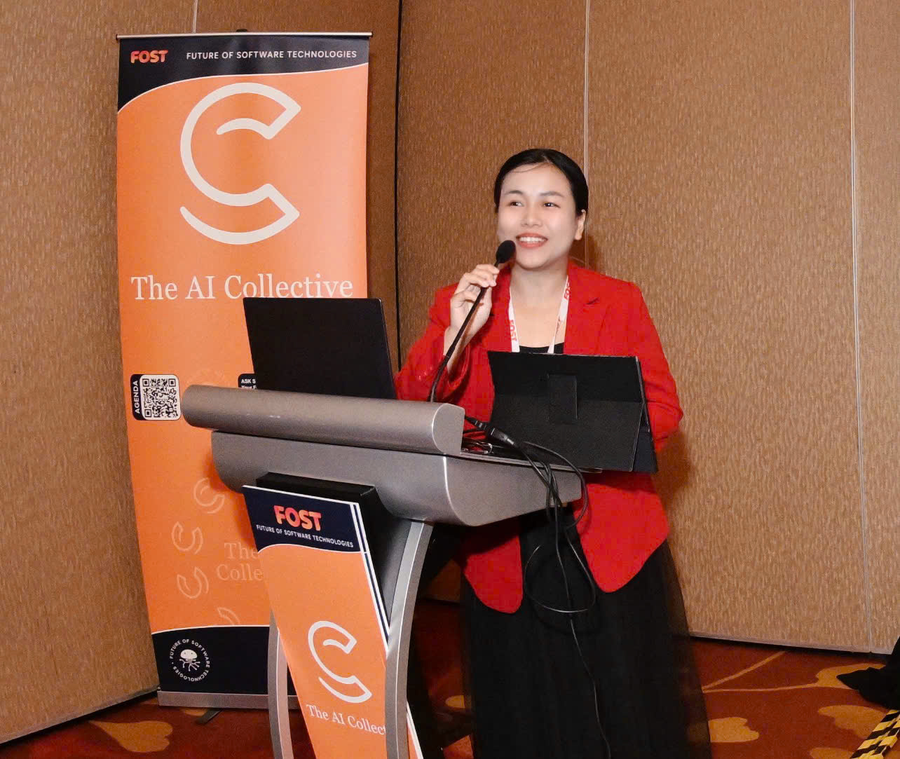Bà Lê Uyên Thảo, nhà sáng lập cộng đồng AI Leaders Vietnam,  tại sự kiện The AI Collective: Asia Pacific Full Day Track trong khuôn khổ FOST Singapore 2026, tổ chức tại Marina Bay Sands, Singapore