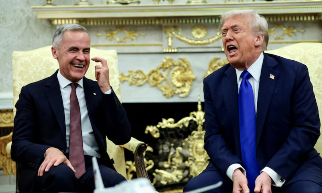 Tổng thống Mỹ Donald Trump và Thủ tướng Canada Mark Carney (trái) gặp nhau tại Phòng Bầu dục ở Nhà Trắng, Washington D.C., Mỹ, ngày 7/10/2025 - Ảnh: Reuters