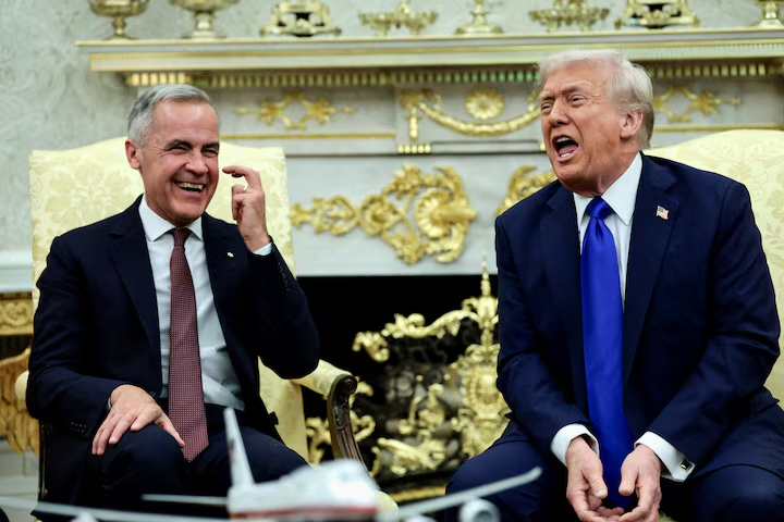 Tổng thống Mỹ Donald Trump và Thủ tướng Canada Mark Carney (trái) gặp nhau tại Phòng Bầu dục ở Nhà Trắng, Washington D.C., Mỹ, ngày 7/10/2025 - Ảnh: Reuters