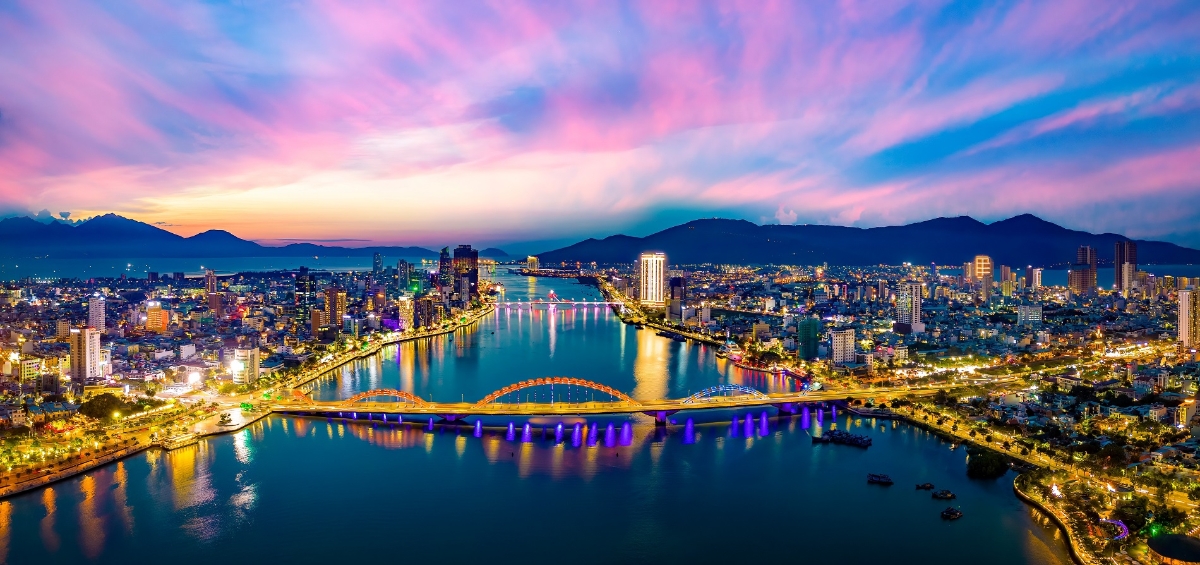 Đà Nẵng - trung tâm du lịch - dịch vụ sôi động, tạo nền tảng dòng tiền ổn định cho bất động sản lõi đô thị. Ảnh: Shutterstock.