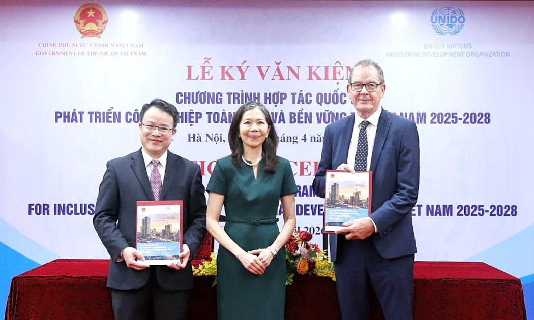 Lễ ký kết giữa Bộ Tài chính và UNIDO.