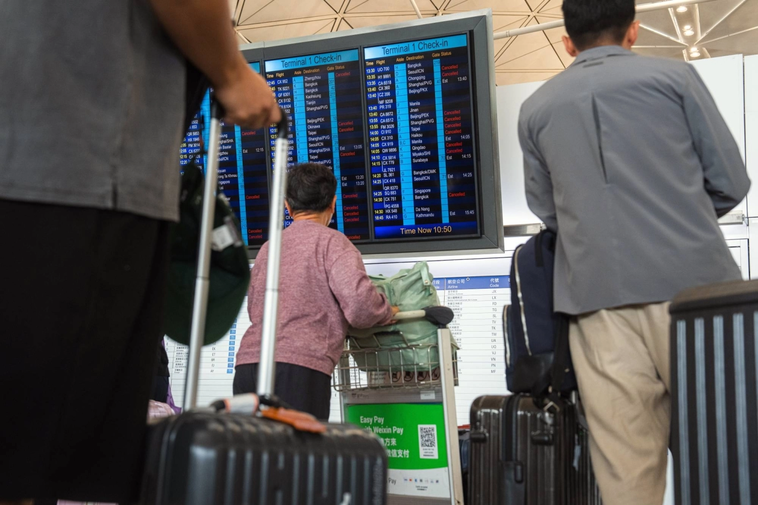 Làn sóng hủy chuyến bay từ Trung Quốc đến Đông Nam Á làm gián đoạn kế hoạch du lịch của hàng triệu người trước kỳ nghỉ lễ 1/5.