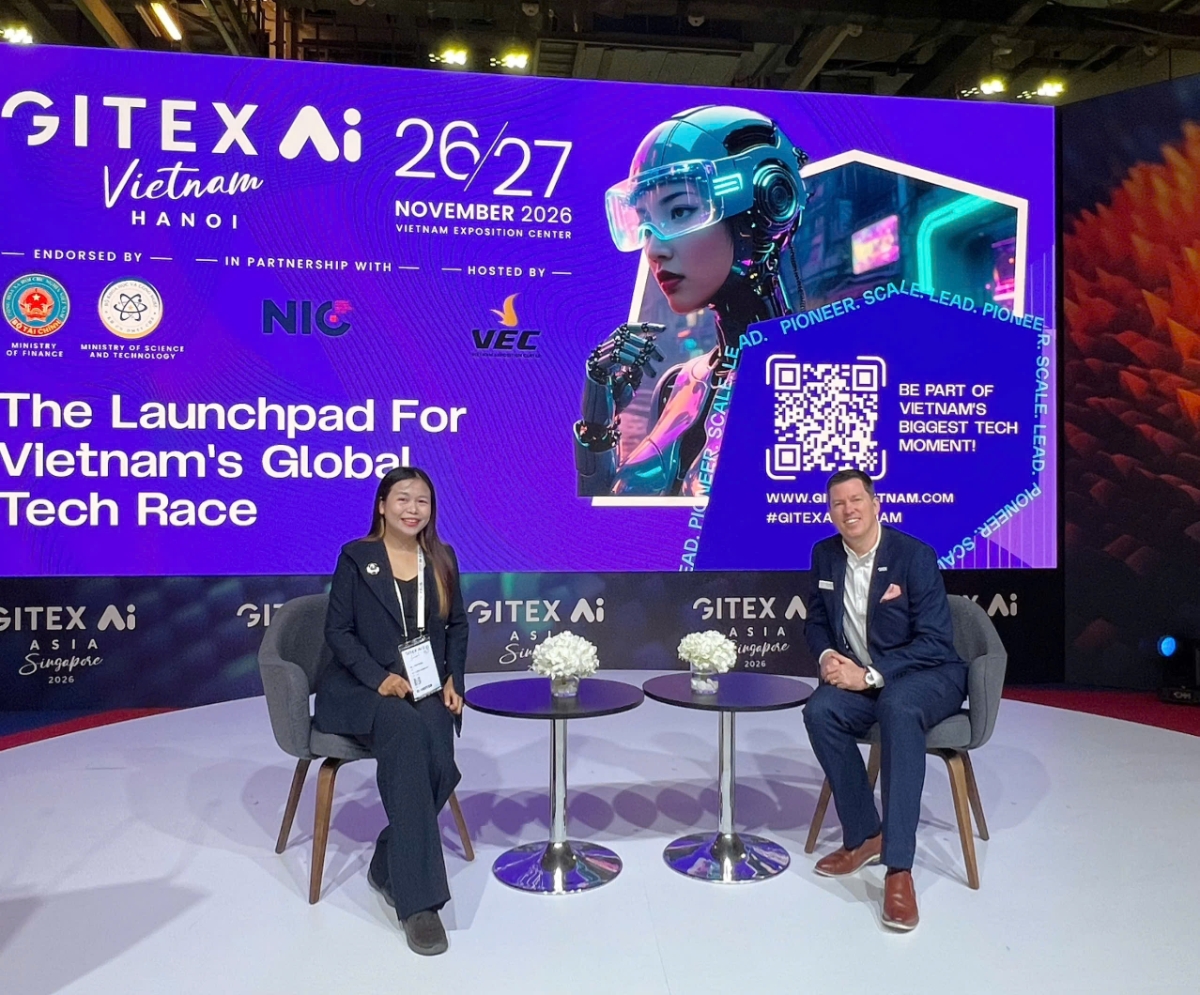 Bà Lê Uyên Thảo (bên trái) tại sự kiện GITEX AI Vietnam Breakfast Briefing và ông Christopher McCuin, Giám đốc điều hành GITEX