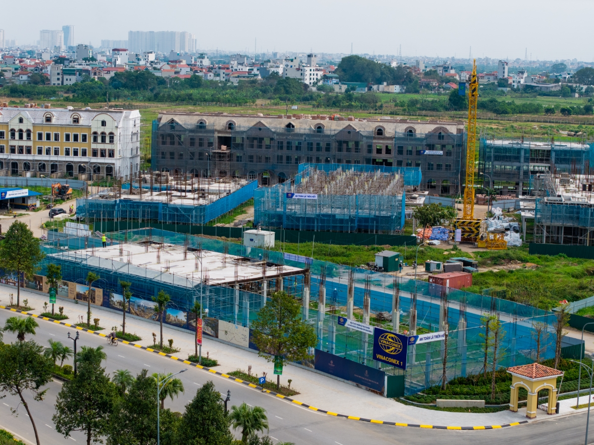 Hoạt động thi công tại các phân khu thấp tầng thuộc dự án trọng điểm Vista Nam An Khánh liên tục được đẩy nhanh.&nbsp;Ảnh:&nbsp;SJ Group.