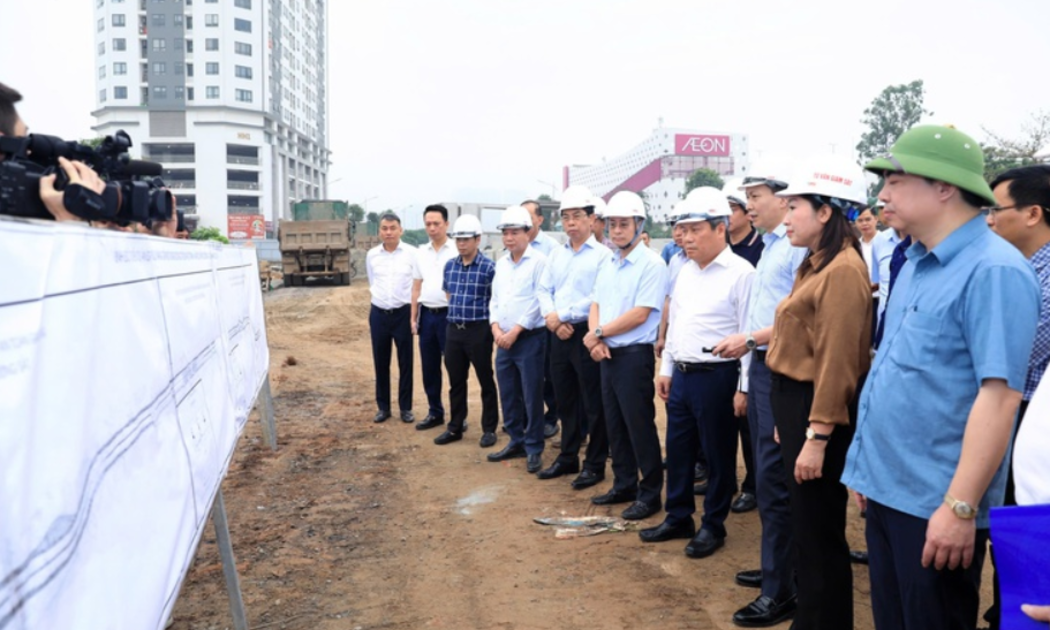 Chủ tịch UBND TP. Hà Nội Vũ Đại Thắng kiểm tra tiến độ Dự án đầu tư xây dựng nâng cấp mở rộng đường 70 và Dự án cải tạo nâng cấp, mở rộng Quốc lộ 21B. (Ảnh: UBND TP. Hà Nội)