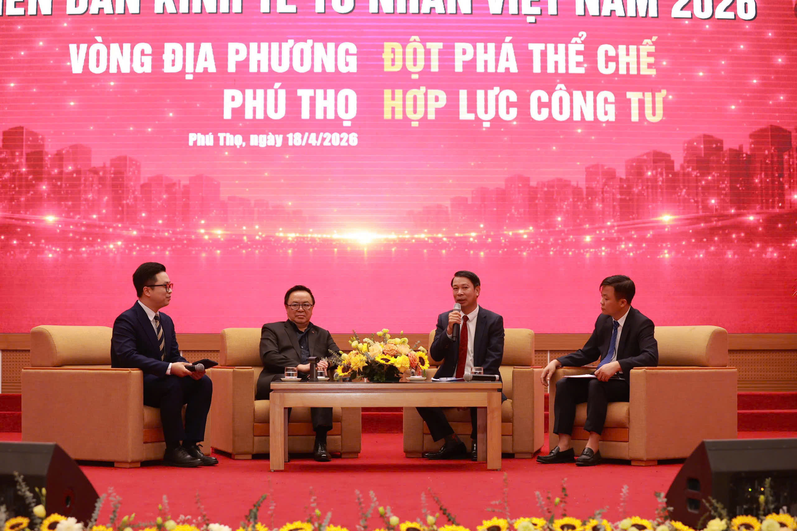 Phiên đối thoại giữa đại diện Hội Doanh nhân trẻ Việt Nam, lãnh đạo tỉnh Phú Thọ với các doanh nghiệp.