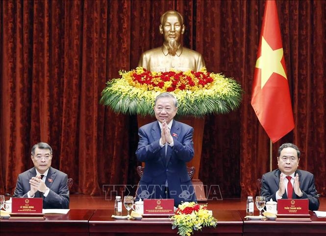 Tổng Bí thư, Chủ tịch nước Tô Lâm cùng Thủ tướng Lê Minh Hưng và Chủ tịch Quốc hội Trần Thanh Mẫn dự buổi gặp mặt. Ảnh: TTXVN