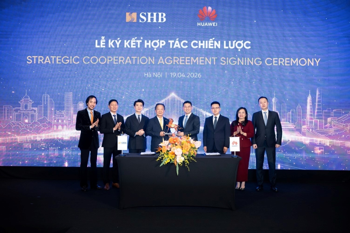 Đại diện lãnh đạo hai bên tại buổi lễ: "SHB ký kết hợp tác chiến lược với Huawei:. Ảnh: SHB.
