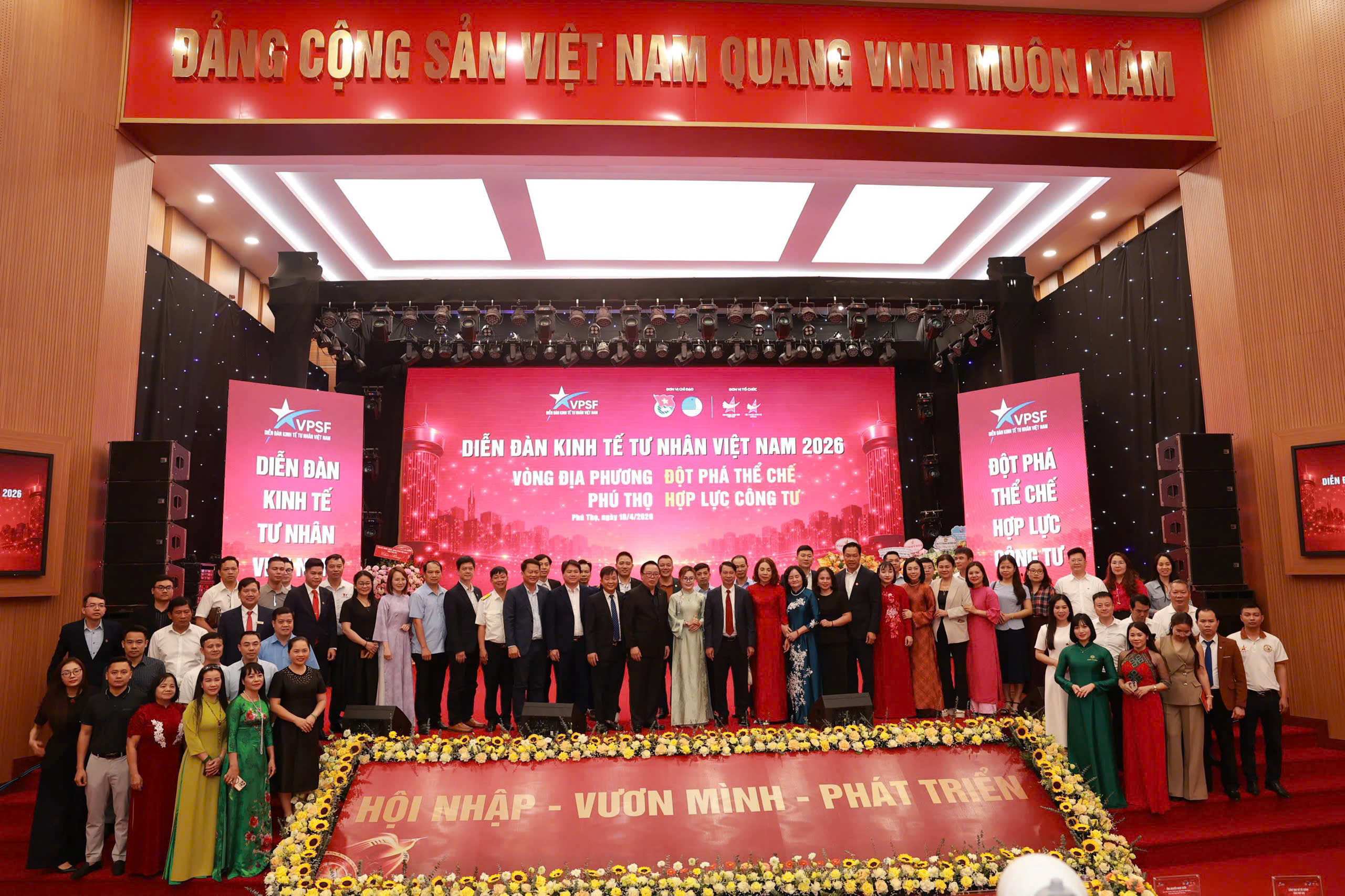 Các đại biểu chụp ảnh tại phiên đối thoại.