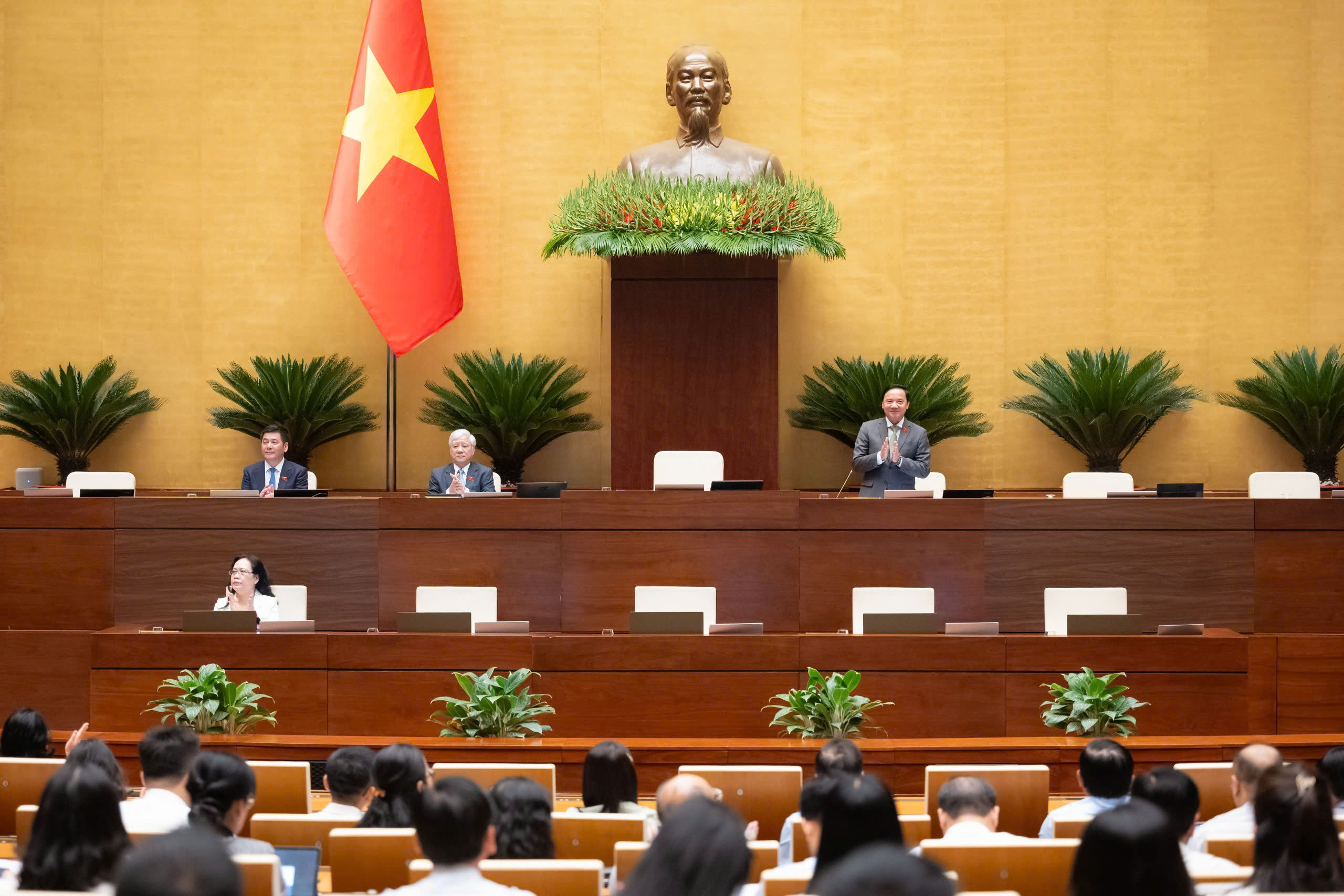 Đoàn chủ tọa tại phiên họp sáng 20/4. Ảnh: Quốc Hội