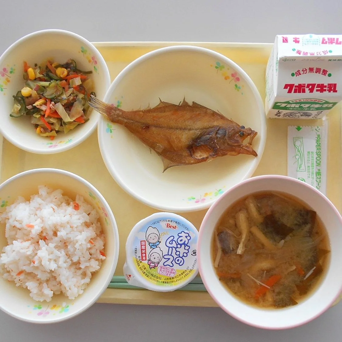 Học sinh tiểu học và trung học cơ sở ăn trưa tại lớp học, nơi các em được học về dinh dưỡng, lịch sử ẩm thực và văn hóa Nhật Bản.