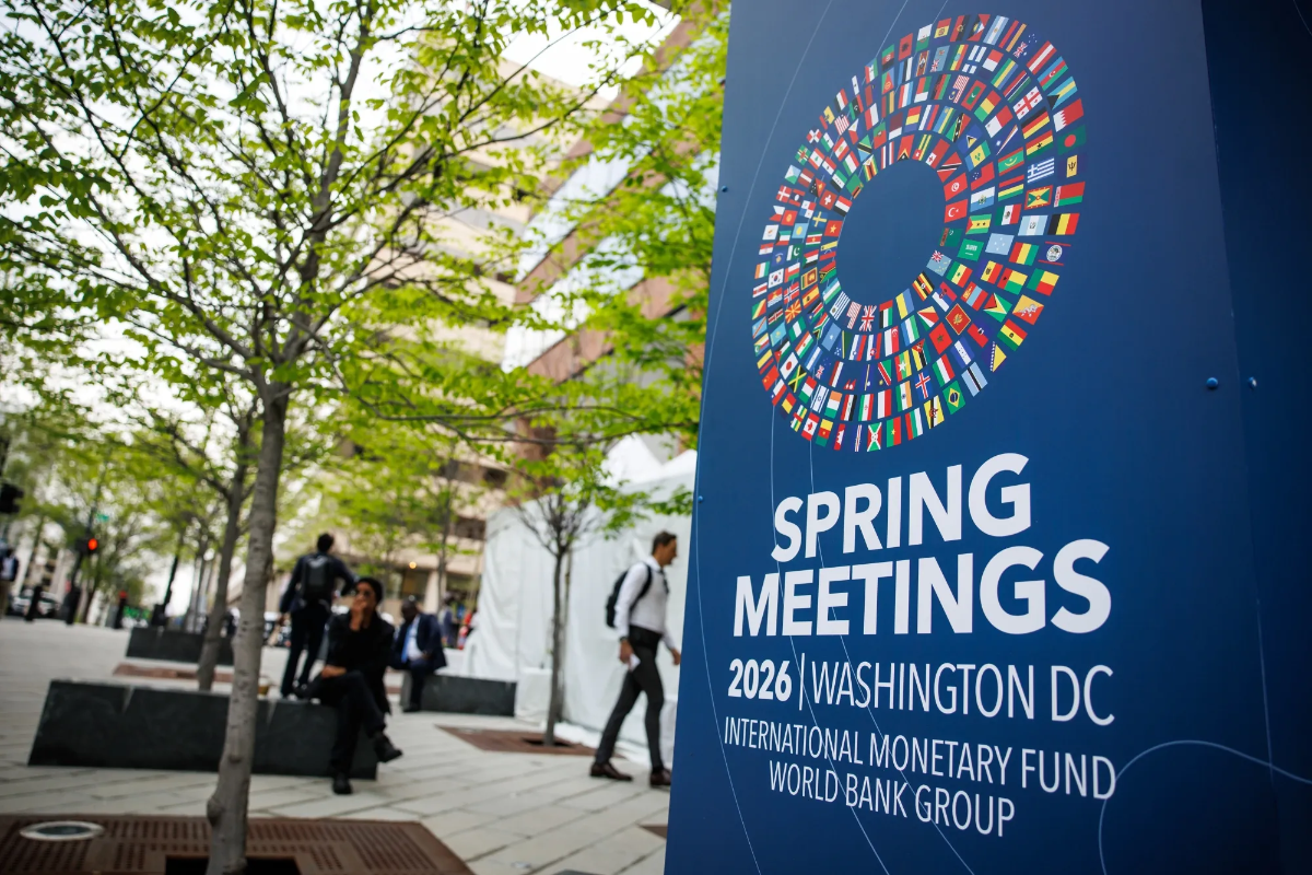 Một tấm biển bên ngoài địa điểm tổ chức chuỗi sự kiện thường niên của Quỹ Tiền tệ Quốc tế (IMF) và Ngân hàng Thế giới (WB) ở Washington DC, tháng 4/2026 - Ảnh: Bloomberg.