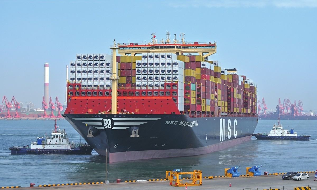 Một tàu container rời cầu cảng tại Thanh Đảo. Ảnh: Tao Mingyang/GT