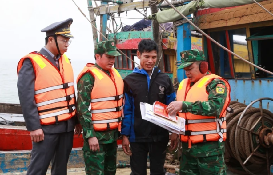 Lực lượng chức năng tỉnh Thanh Hoá tuyên truyền về chống khai thác IUU cho ngư dân.