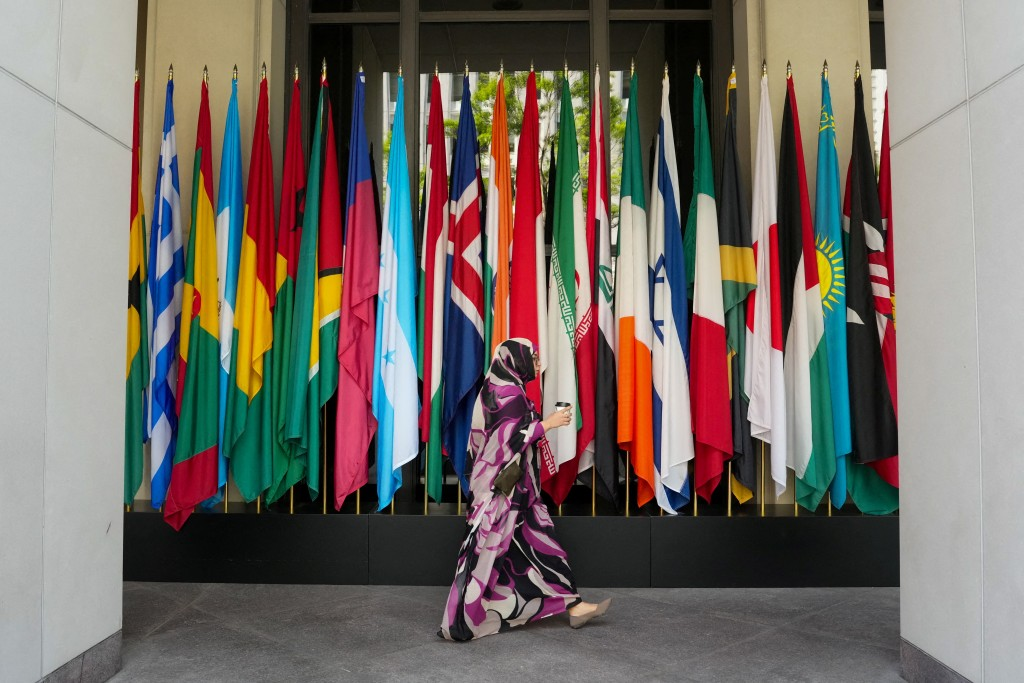 Dãy cờ dài tại trụ sở IMF trong khuôn khổ kỳ họp mùa xuân 2026 của IMF và WB ở Washington, Mỹ, ngày 16/4/2026 - Ảnh: Reuters