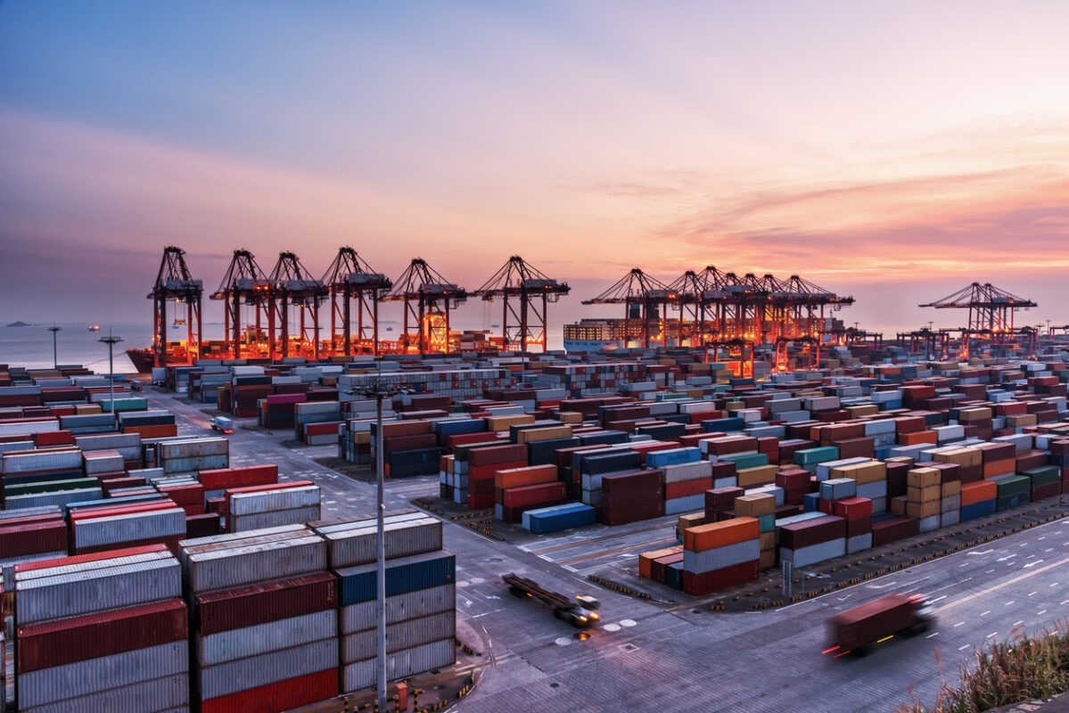 Tại bến container tự động Qianwan, toàn bộ quy trình khai thác được số hóa và tự động hóa gần như hoàn toàn. Ảnh: Port Technology International