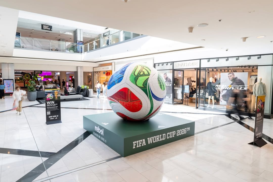 Việc không chắc chắn về số lượng khán giả đến xem World Cup cũng khiến các thương hiệu thời trang thể thao đứng trước nguy cơ khó thu hồi hiệu quả truyền thông so với chi phí đã bỏ ra.