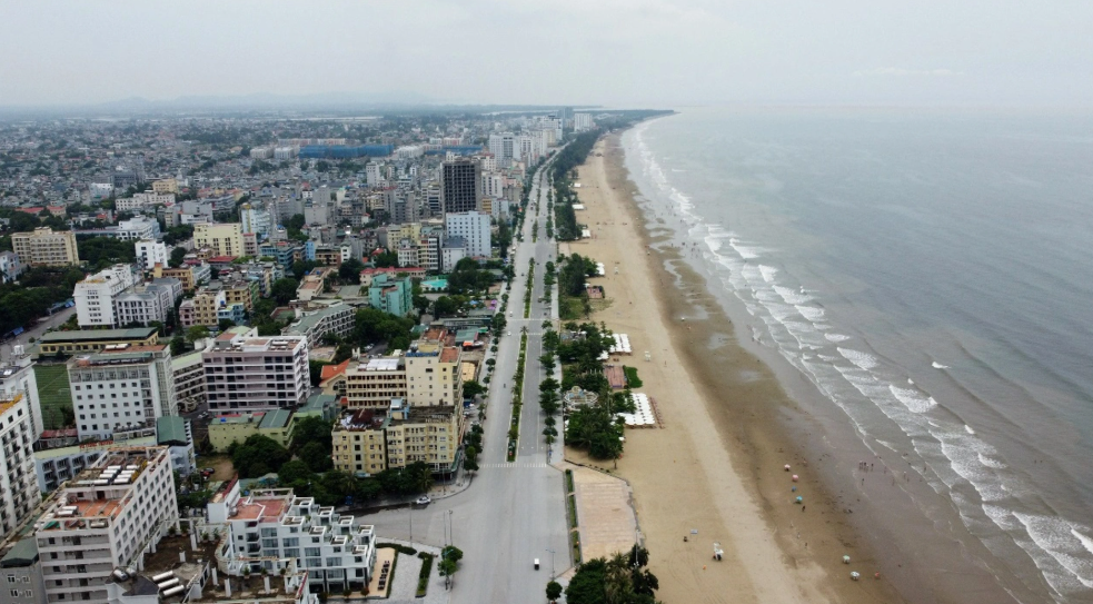 Đường Hồ Xuân Hương dọc bãi biển Sầm Sơn có tổng chiều dài hơn 3,5km, mặt đường rộng 25,5m, vỉa hè 6m.