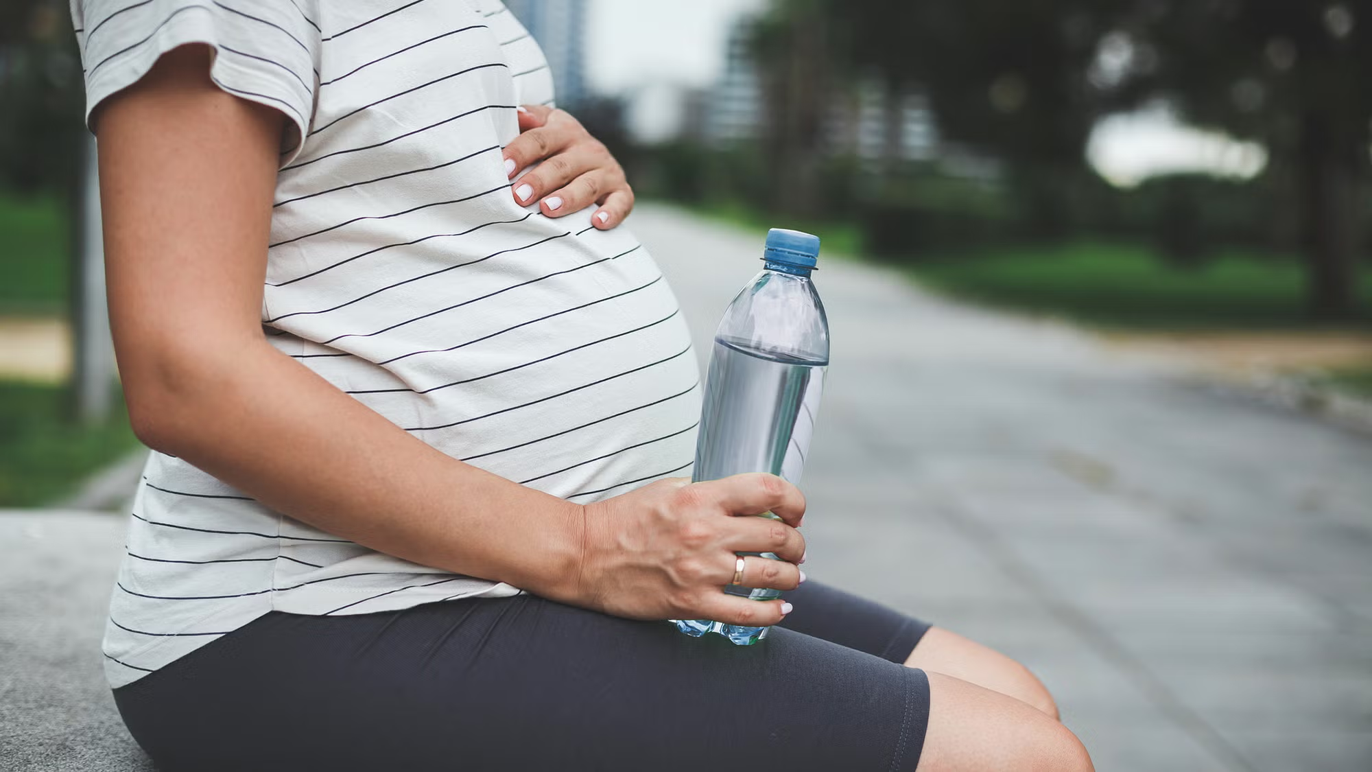 Thai phụ không chỉ mất nước qua mồ hôi mà còn dễ bị cảm nắng.