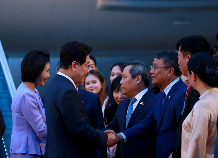 Thứ trưởng thường trực Bộ Ngoại giao Nguyễn Minh Vũ đón Tổng thống Hàn Quốc Lee Jae Myung và Phu nhân - Ảnh: TTXVN