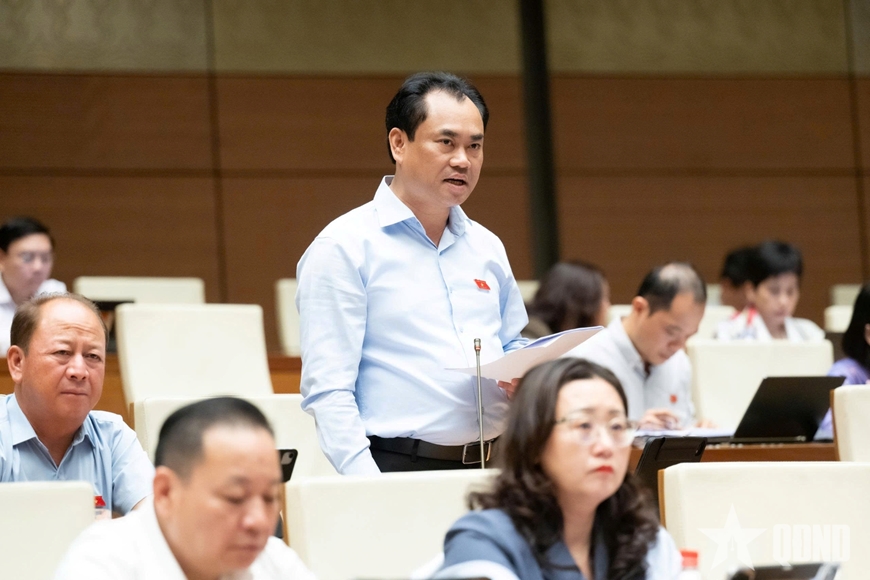 Bộ trưởng Bộ Nông nghiệp và Môi trường Trịnh Việt Hùng phát biểu giải trình trước Quốc hội. Ảnh: Quốc hội.