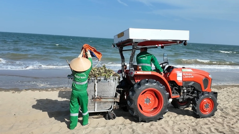 Công nhân môi trường thu gom rác trên bãi biển Sầm Sơn