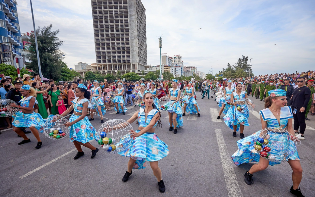Lễ hội Carnival Sầm Sơn hàng năm luôn mang lại những màu sắc thú vị và không khí riêng thu hút khách du lịch