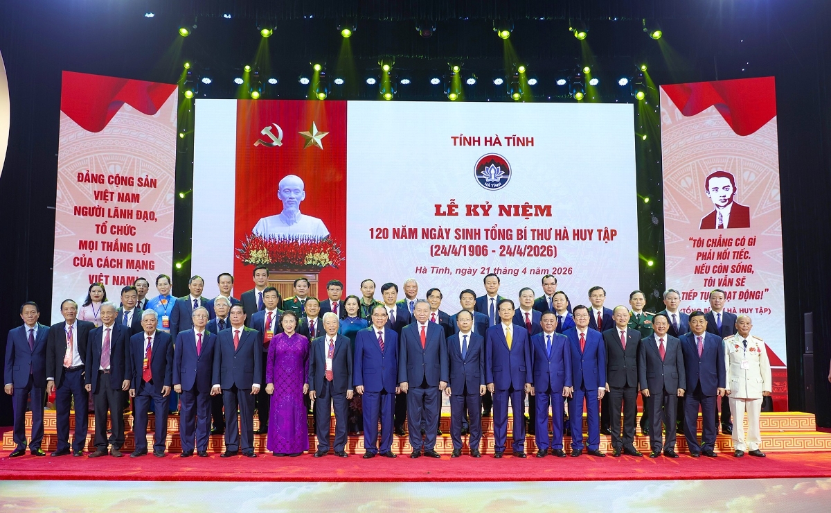 Các đại biểu Trung ương, khách mời và lãnh đạo tỉnh chụp ảnh lưu niệm. Ảnh: Báo Hà Tĩnh