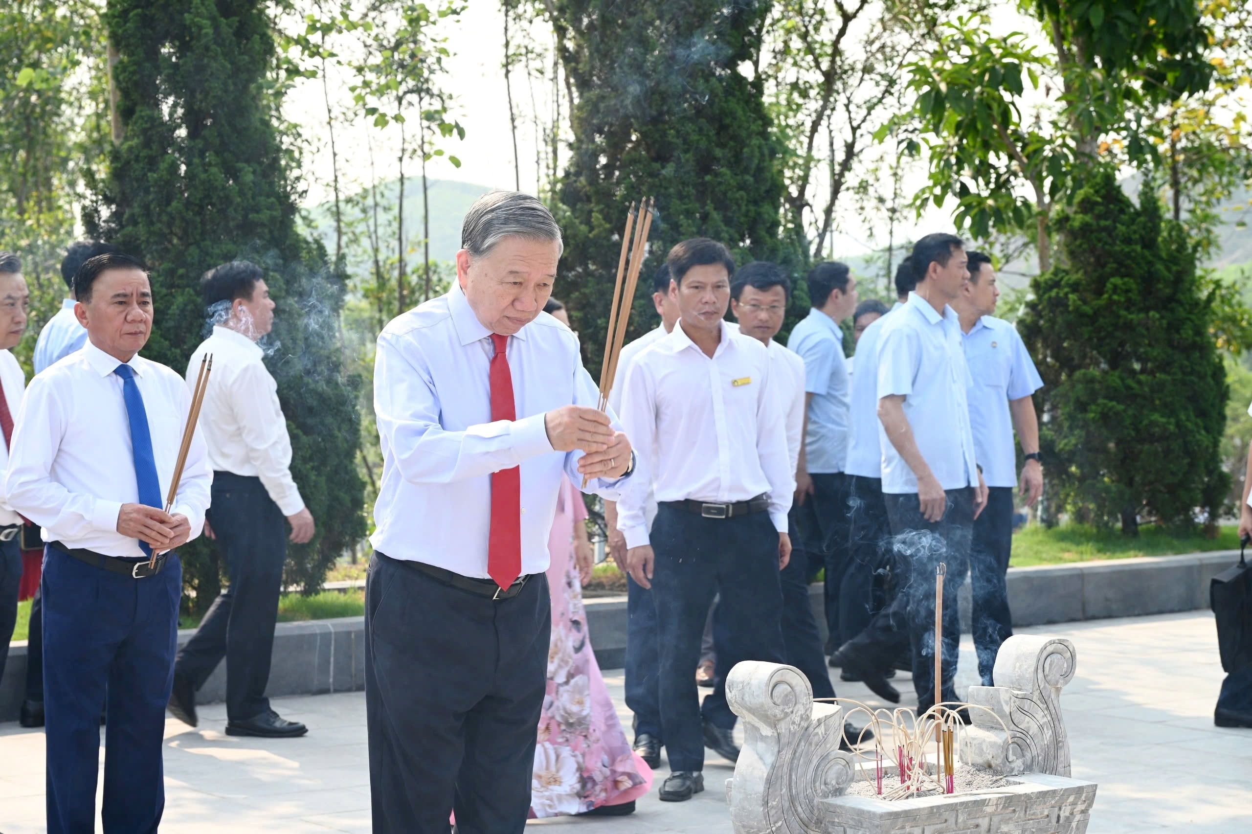 Tổng Bí thư, Chủ tịch nước Tô Lâm dâng hương tại khu mộ cố Tổng Bí thư Hà Huy Tập. Ảnh: Xuân Sinh