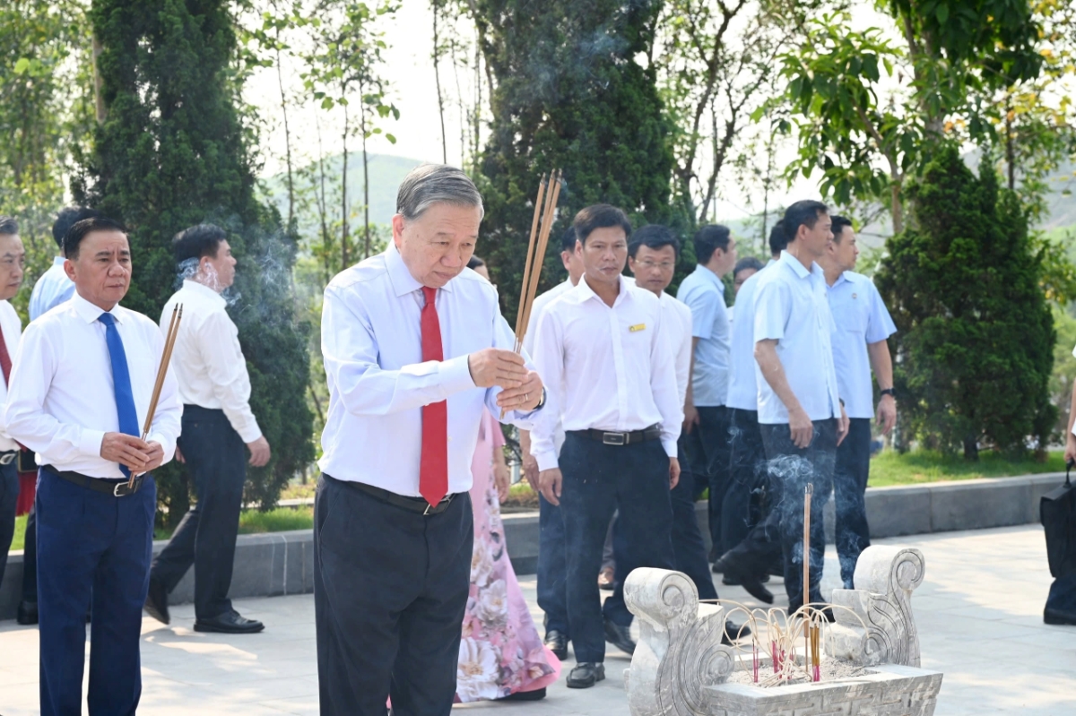 Tổng Bí thư, Chủ tịch nước Tô Lâm dâng hương tại khu mộ cố Tổng Bí thư Hà Huy Tập. Ảnh: Xuân Sinh