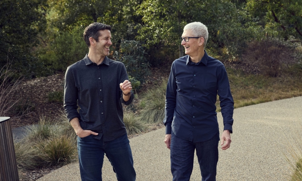 John Ternus và Tim Cook tại trụ sở Apple Park. Ảnh: Apple