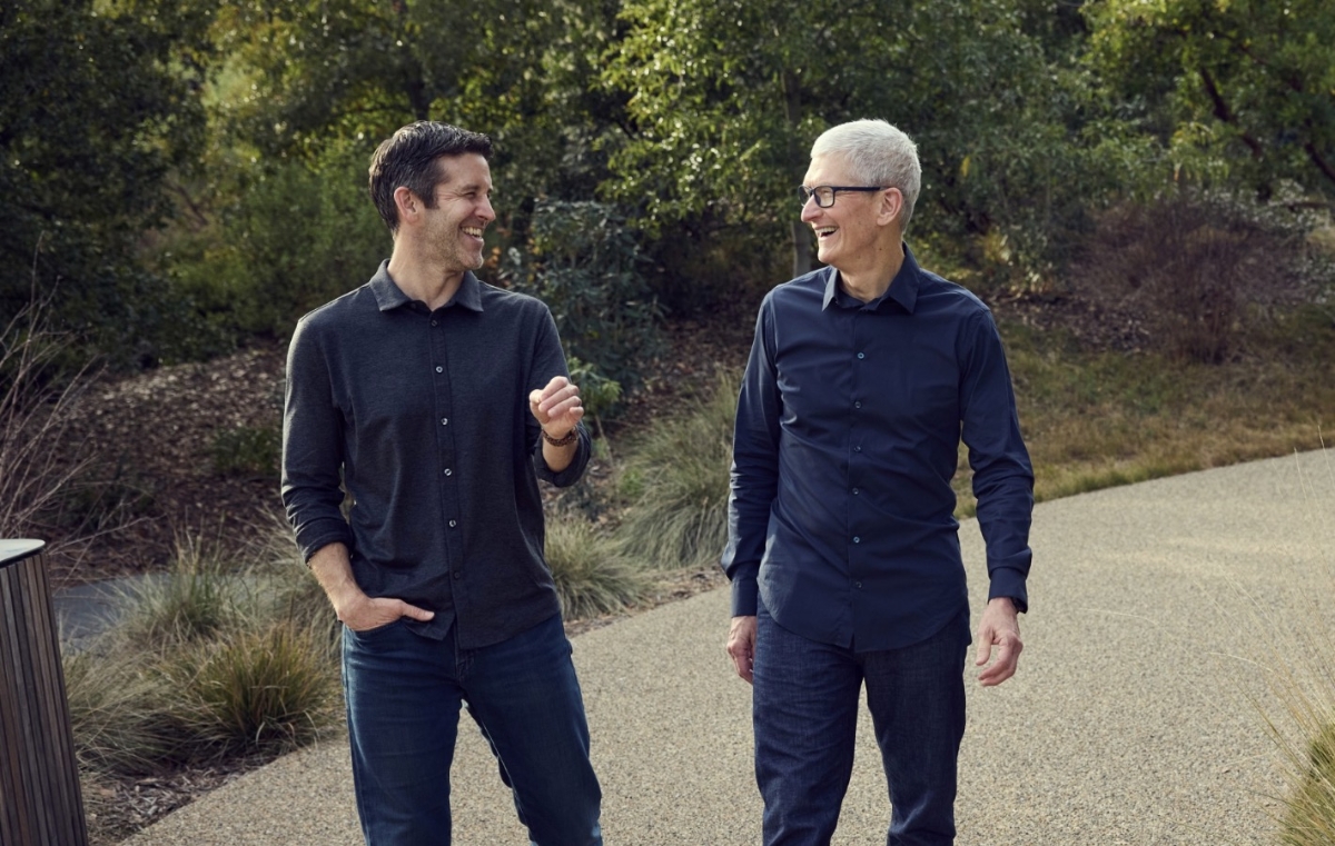 John Ternus và Tim Cook tại trụ sở Apple Park. Ảnh: Apple