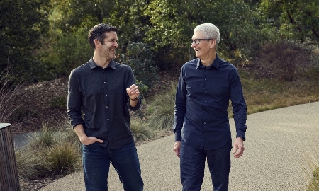 John Ternus và Tim Cook tại trụ sở Apple Park. Ảnh: Apple
