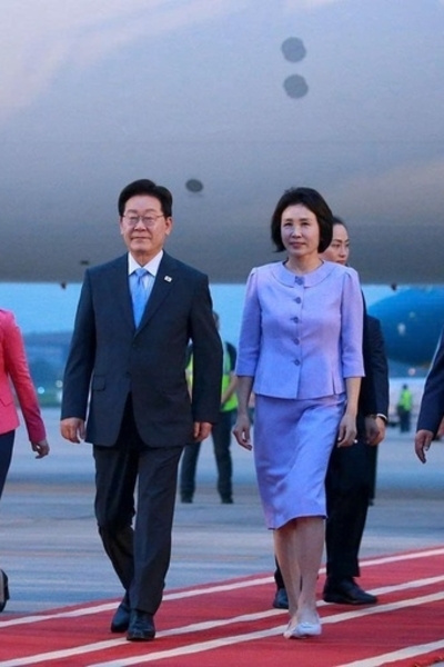 Korean President arrives in Vietnam for state visit