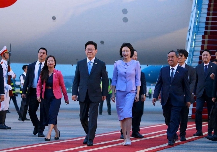Korean President arrives in Vietnam for state visit