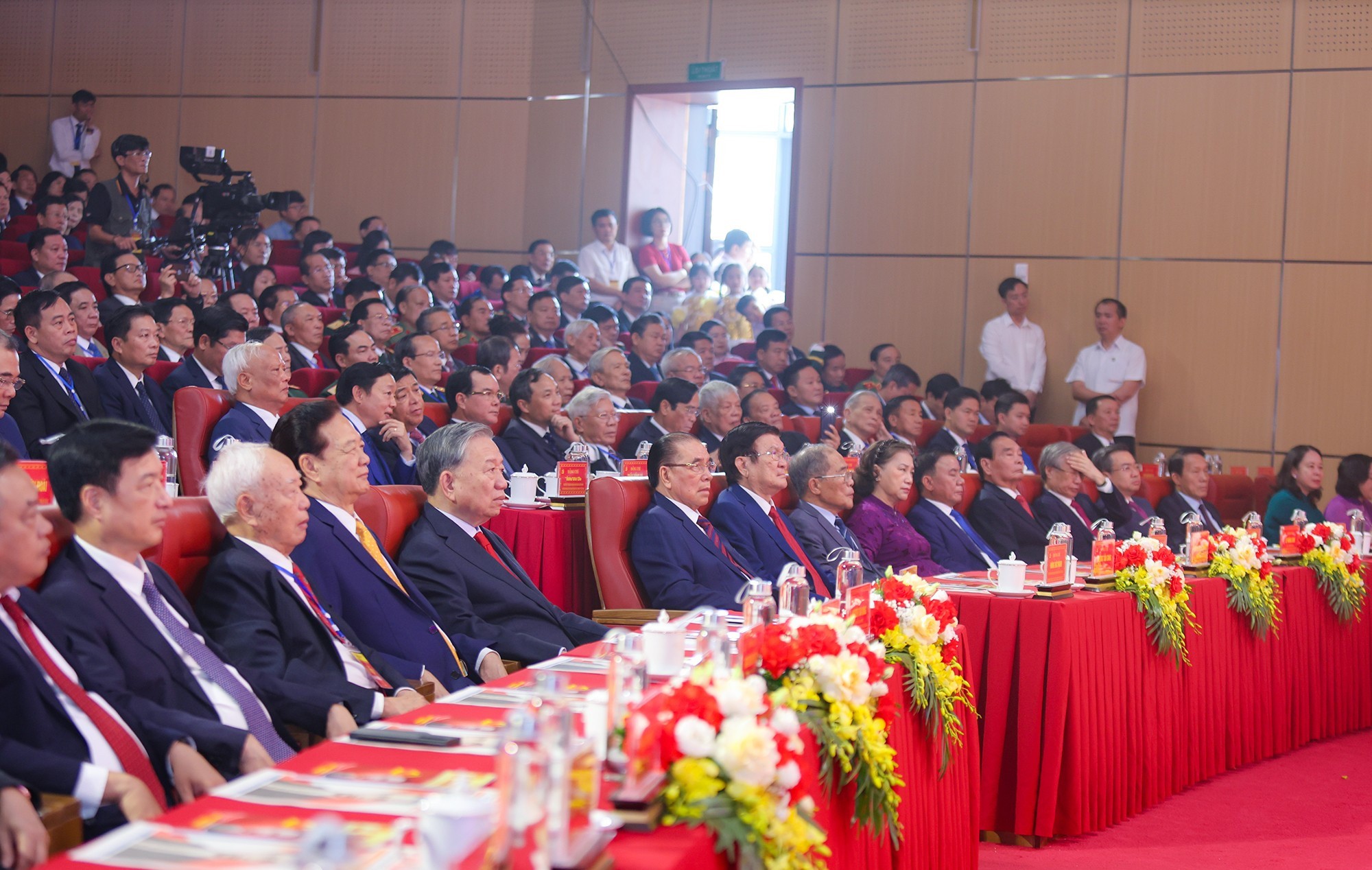 Các đồng chí lãnh đạo, nguyên lãnh đạo Đảng, Nhà nước tham dự lễ kỷ niệm. Ảnh: Báo Hà Tĩnh