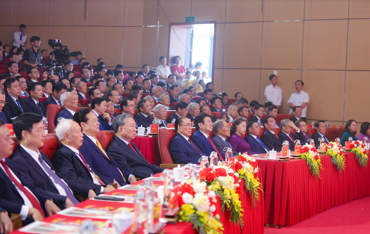 Các đồng chí lãnh đạo, nguyên lãnh đạo Đảng, Nhà nước tham dự lễ kỷ niệm. Ảnh: Báo Hà Tĩnh