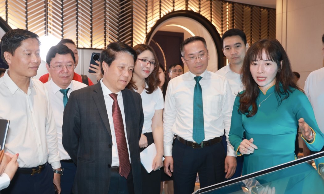 Lãnh đạo Ngân hàng Nhà nước trải nghiệm hệ sinh thái số dành cho doanh nghiệp của BIDV.