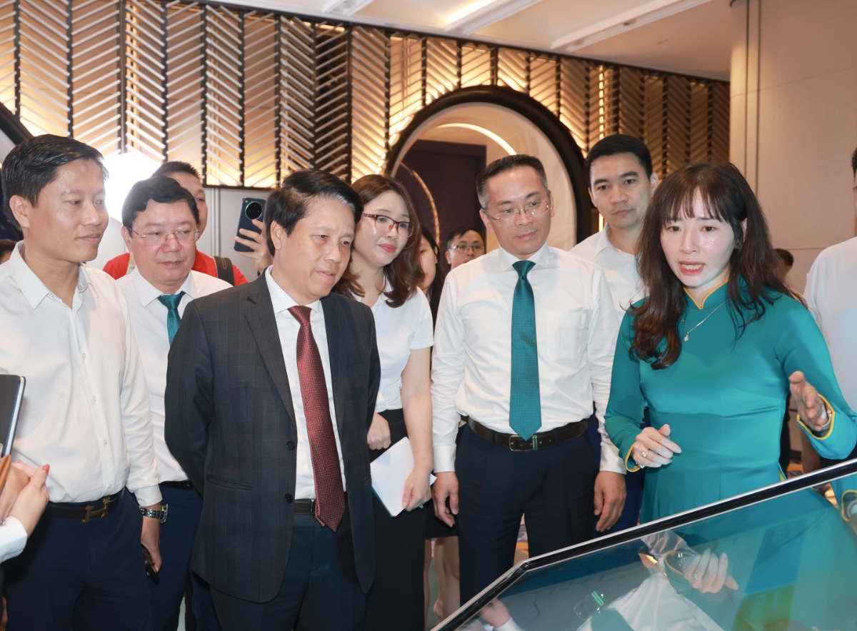 Lãnh đạo Ngân hàng Nhà nước trải nghiệm hệ sinh thái số dành cho doanh nghiệp của BIDV.