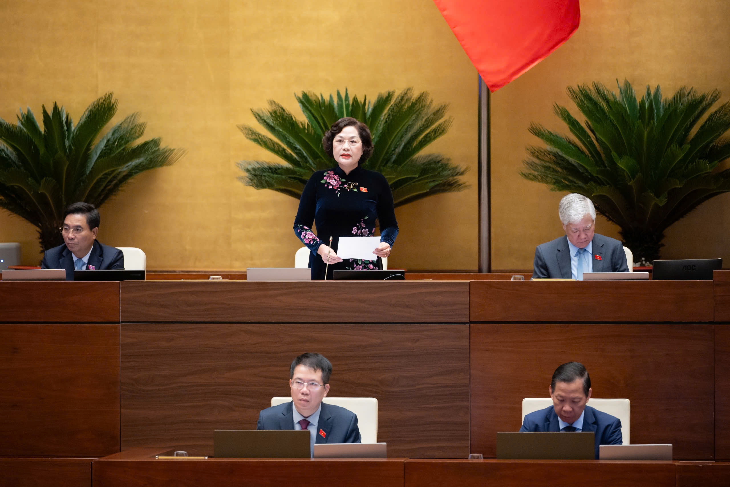 Ủy viên Trung ương Đảng, Phó Chủ tịch Quốc hội Nguyễn Thị Hồng điều hành Phiên họp. Ảnh: Quốc hội