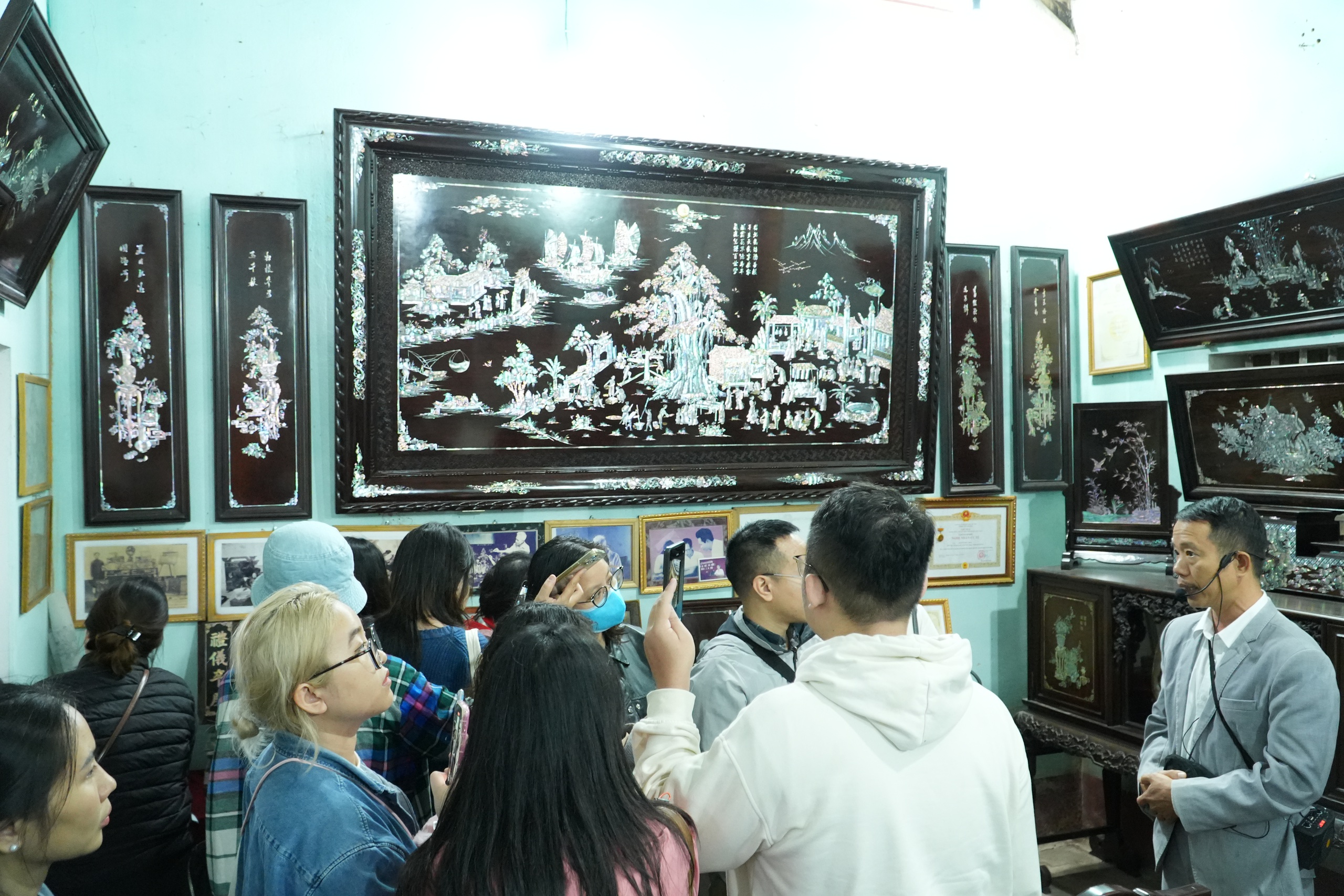 Làng nghề khảm trai Chuyên Mỹ (Phú Xuyên, Hà Nội) là cái nôi khảm trai truyền thống với bề dày lịch sử gần 1.000 năm. 