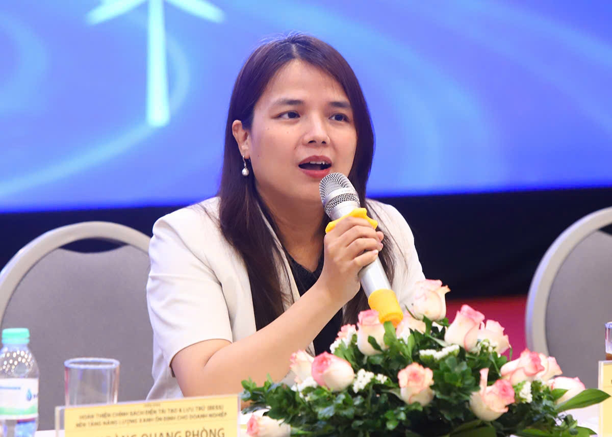 Bà Phan Thị Thu Thủy, đại diện Cục Điện lực (Bộ Công Thương) chia sẻ tại diễn đàn.