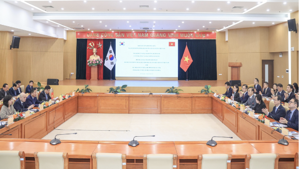 Hội đàm song phương giữa Bộ trưởng Bộ Xây dựng Việt Nam và Bộ trưởng Bộ Đất đai, cơ sở hạ tầng và giao thông Hàn Quốc 