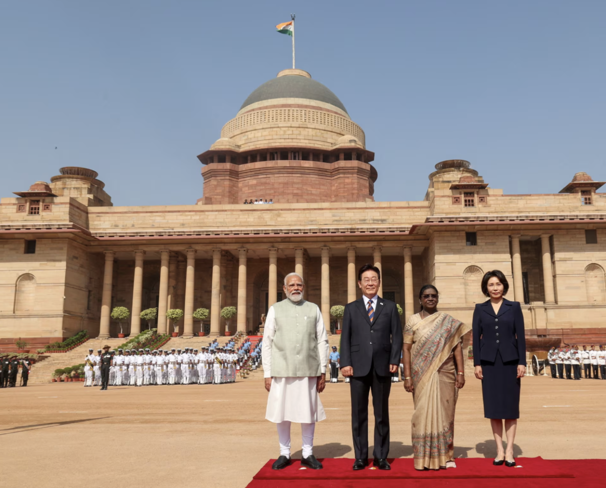 Từ trái qua: Thủ tướng Ấn Độ Narendra Modi, Tổng thống Hàn Quốc Lee Jae Myung, Tổng thống Ấn Độ Droupadi Murmu và Đệ nhất phu nhân Hàn Quốc Kim Hye Kyung trong lễ đón chính thức tại New Delhi ngày 20/4 - Ảnh: Reuters.