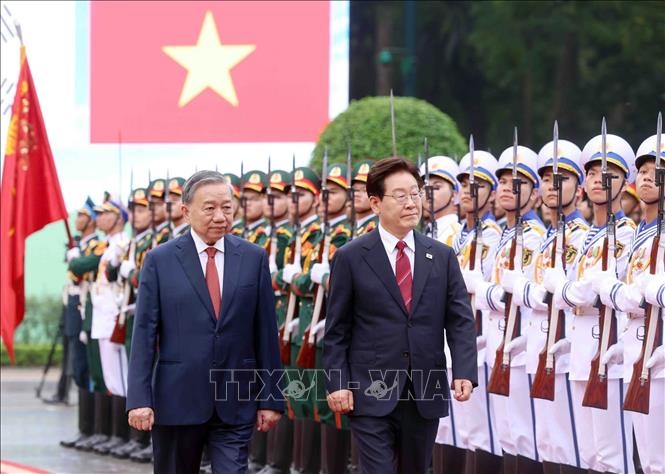 Tổng Bí thư, Chủ tịch nước Tô Lâm và Tổng thống Hàn Quốc Lee Jae Myung duyệt Đội danh dự Quân đội nhân dân Việt Nam. Ảnh:  TTXVN